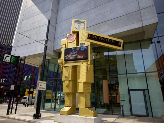 Metrobot outside Contemporary Arts Center (photo: Ryan Kurtz)