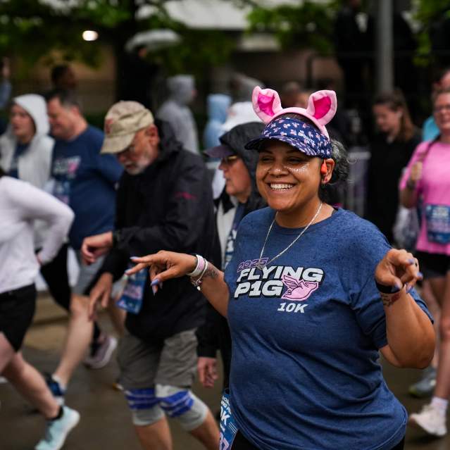 A shot of several Flying Pig runners.