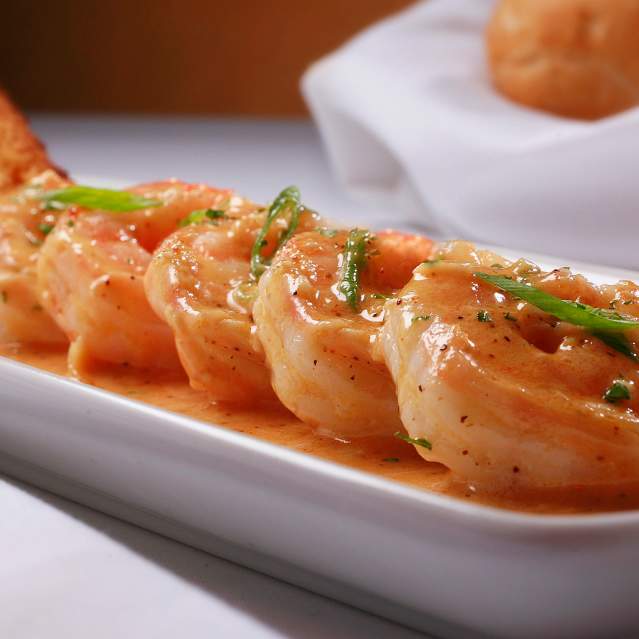 Plate of fresh shrimp served at a restaurant