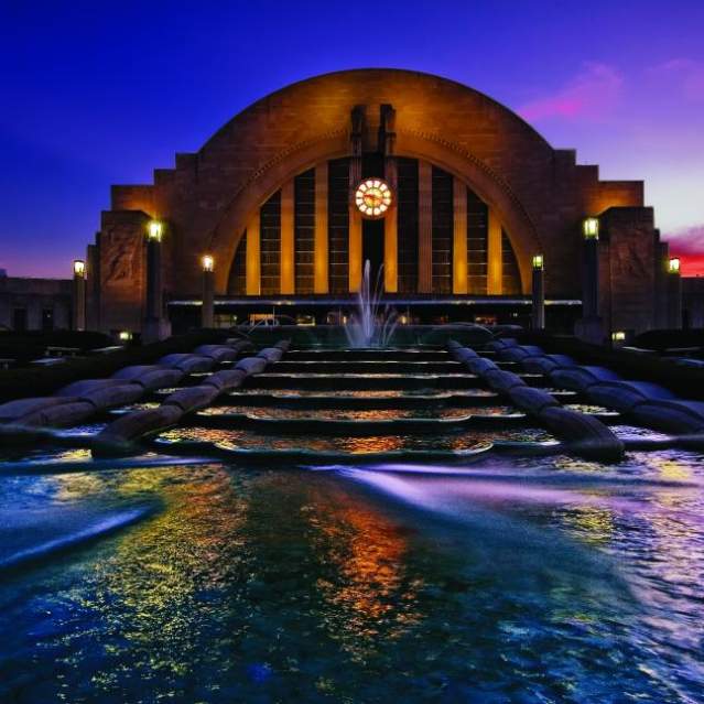 Cincinnati Museum Center at Union Terminal at dusk (photo: Robert Webber)