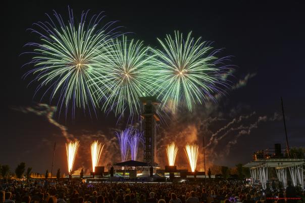 vibrant exciting fireworks over the Cincinnati skyline
