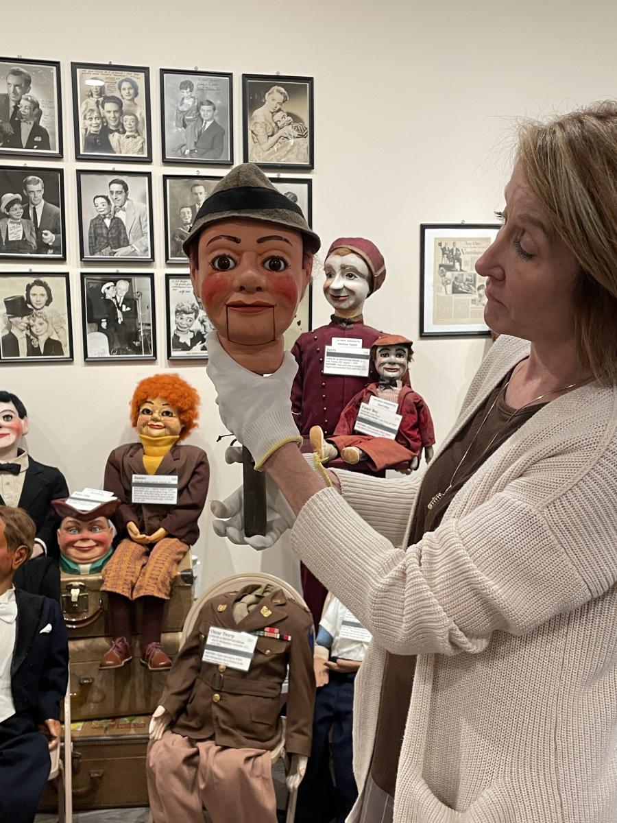 Image of a tour guide showing the interworking mechanism of a dummy.