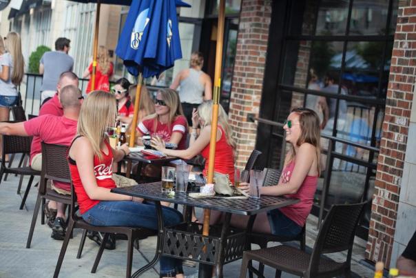 Girls at a table at Jefferson Social at The Banks (photo: The Banks)