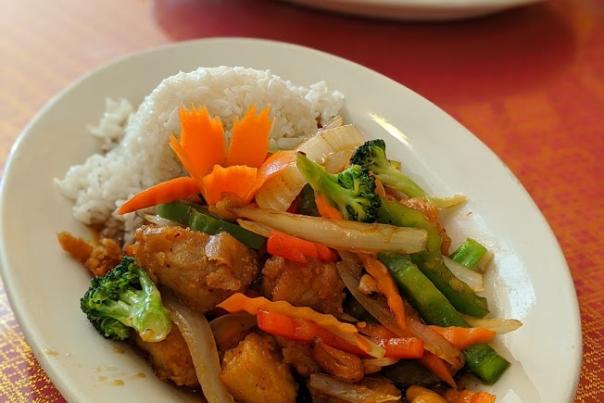 photo of siam chicken dish with vegetables and rice at siam orchid in bellevue ky