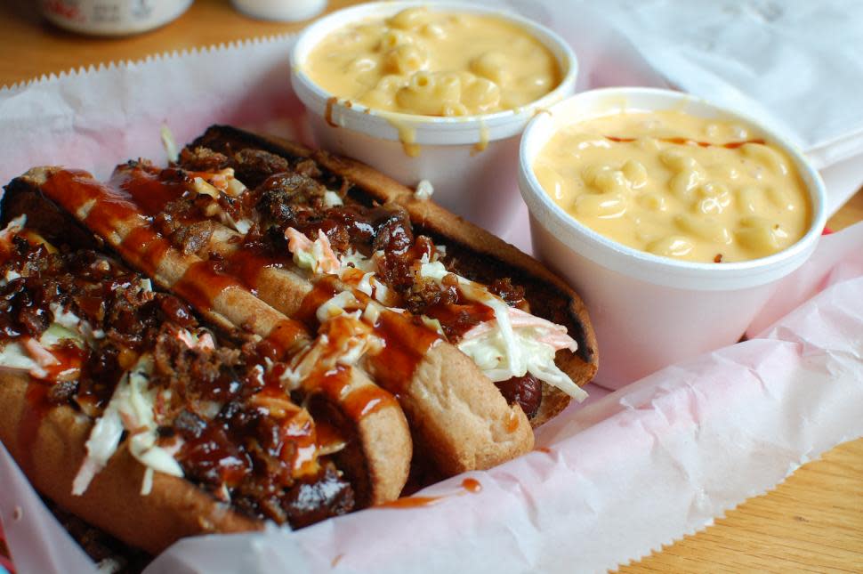 Hot dog and mac'n'cheese at Eli's BBQ (photo: Erin Woiteshek) Hot dog and mac'n'cheese at Eli's BBQ in Cincinnati. (photo: Erin Woiteshek)