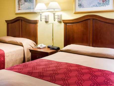 Econo Lodge Guest Room