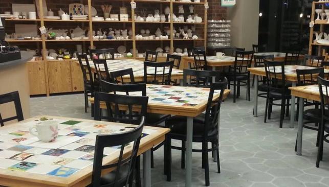 An interior shot of tables and chairs at GLäZENFYRE