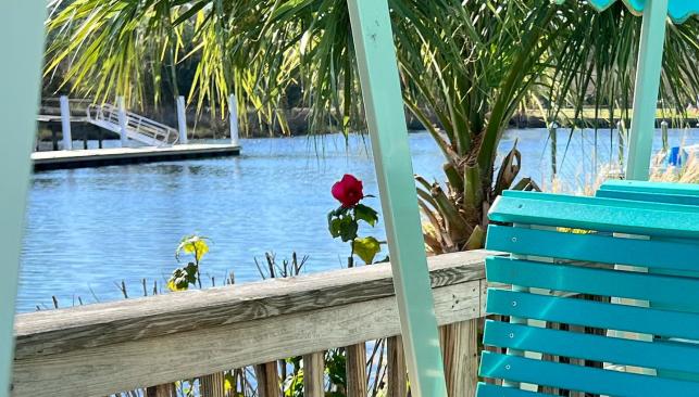Lockside Bar & Grill Outdoor Dining