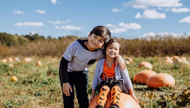 kids at pumpkin patch