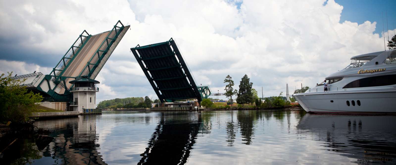 Boat approaching the Great Bridge Lock in Chesapeake