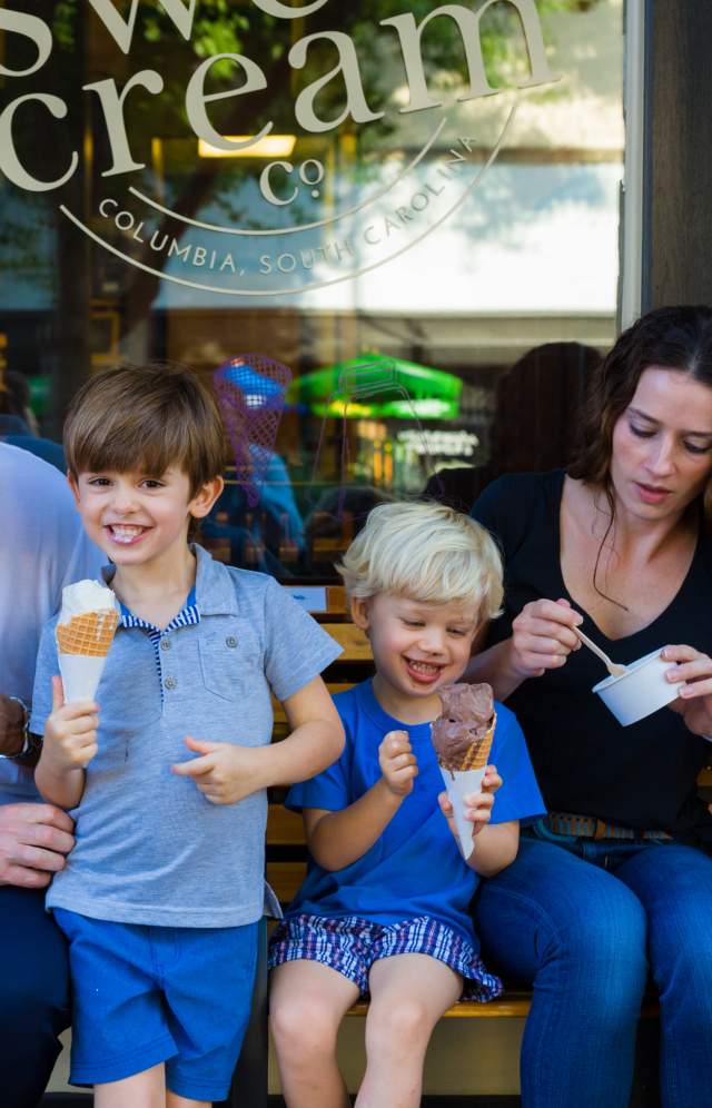 family_with_ice_cream