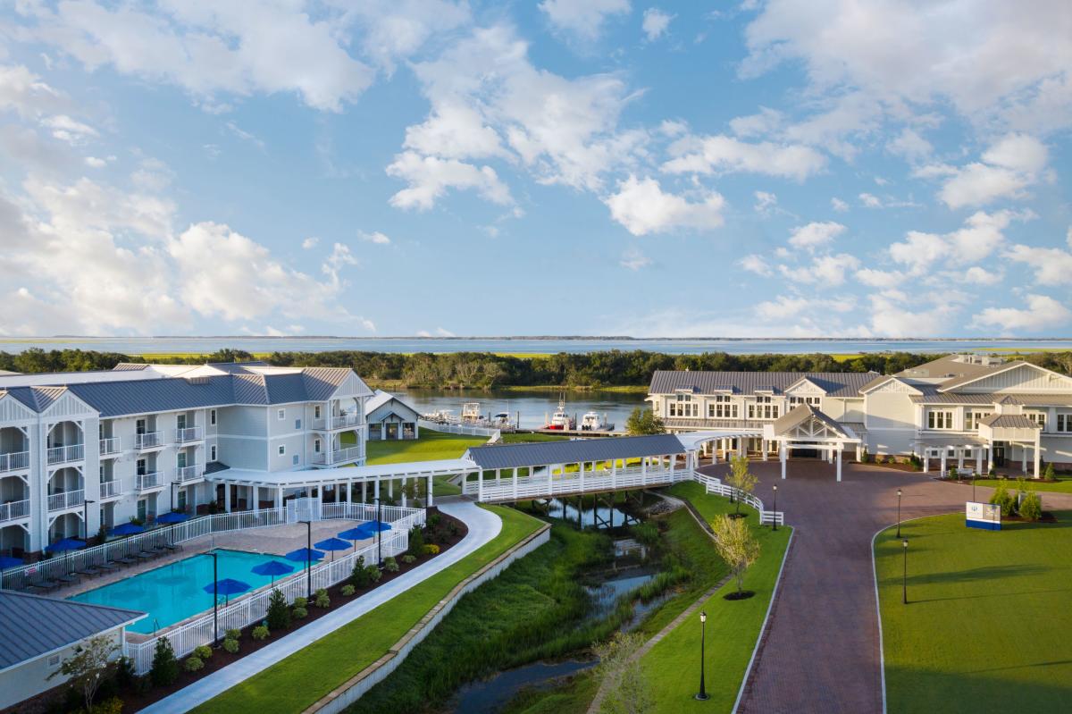 Romantic Tented Rehearsal Dinner at The Beaufort Inn in Beaufort, South  Carolina | Kelsey Allison Designs | PartySlate, image size:1200x799