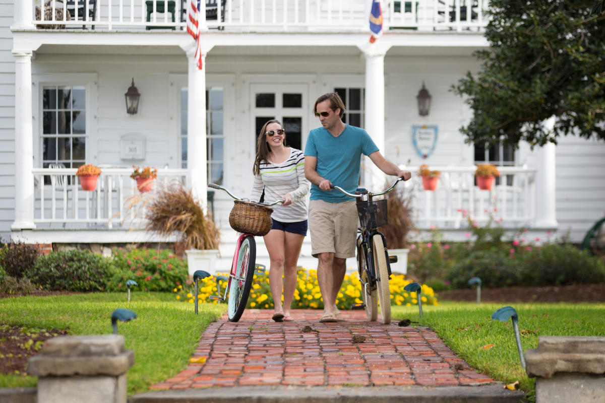 Couple with bikes in Beaufort