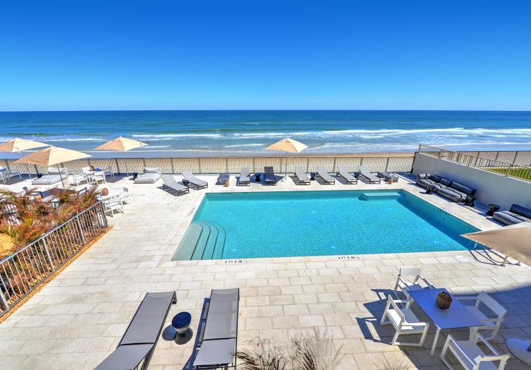 Pool area/Beach