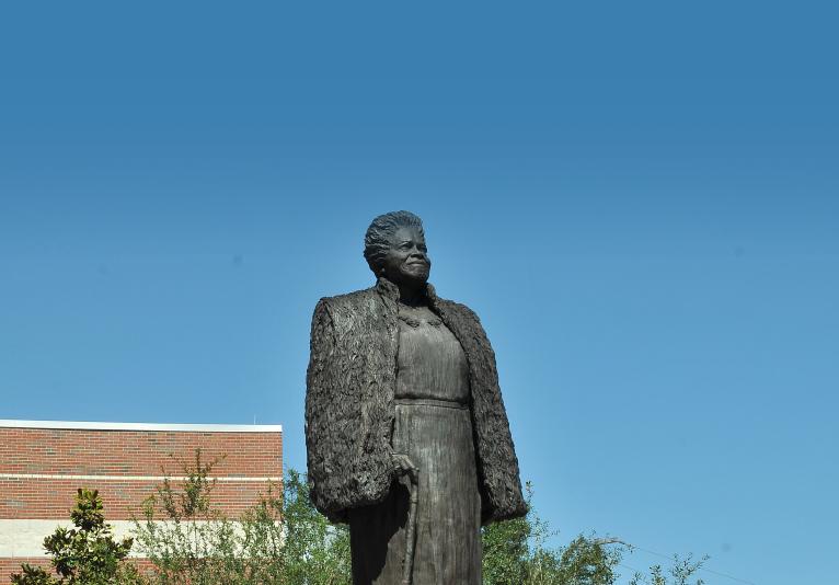 statue