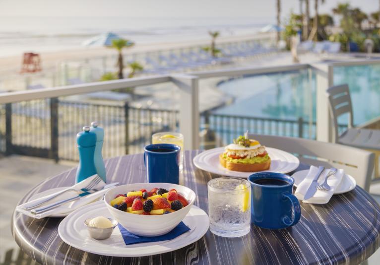 Venn Bar Oceanfront Eats | Beachside Breakfast | Max Beach Resort