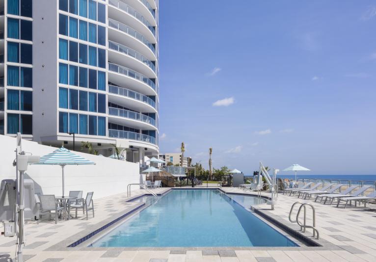 Hot Tub and Saltwater Pool at Max Beach Resort