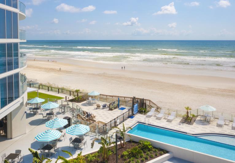 Venn Bar Oceanfront Eats | Open for Breakfast, Lunch & Dinner | Max Beach Resort