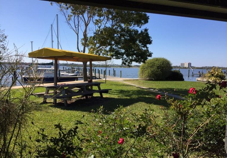Pat's Riverfront Cafe