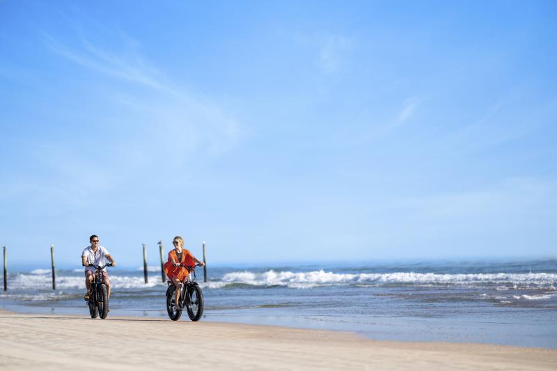 DBCVB_CoupleElectricBikes_BeachRiding2