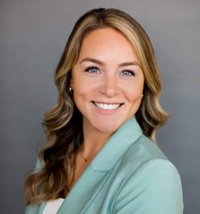 Tessa Simons Headshot - 2023