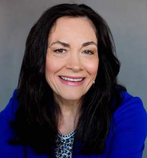 Lynn Oswald Headshot - 2023