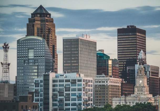 Catch Des Moines - Des Moines Skyline by @jacobduyane