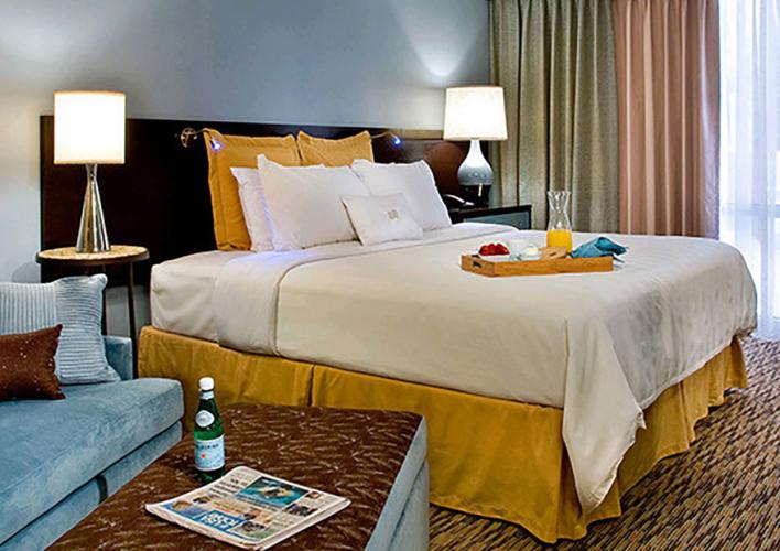 Crowne_Plaza_Lombard.jpg