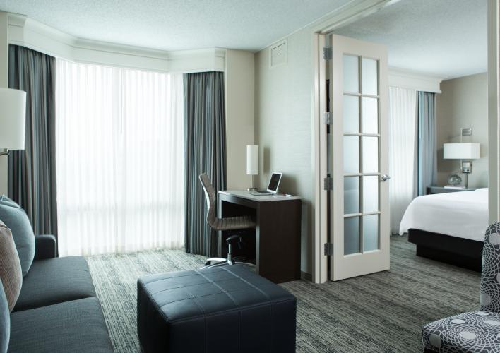 Guestroom_Exec_King_Living_Wide_EXEC.jpg