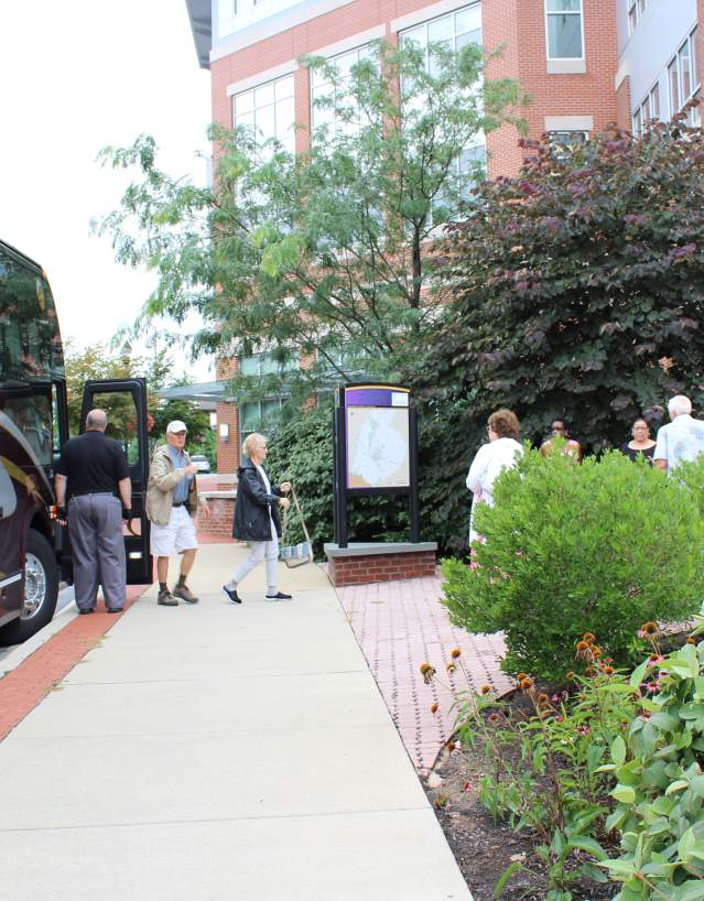 Group_Tour_at_Visitor_Center