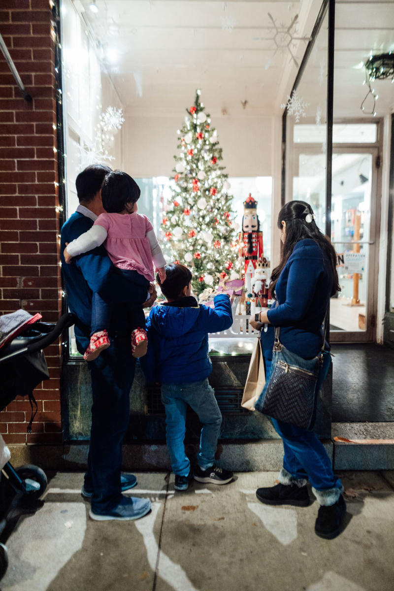 Holiday Photos - Downtown Frederick Partnership - 2022 Christmas Photos, Christmas Downtown