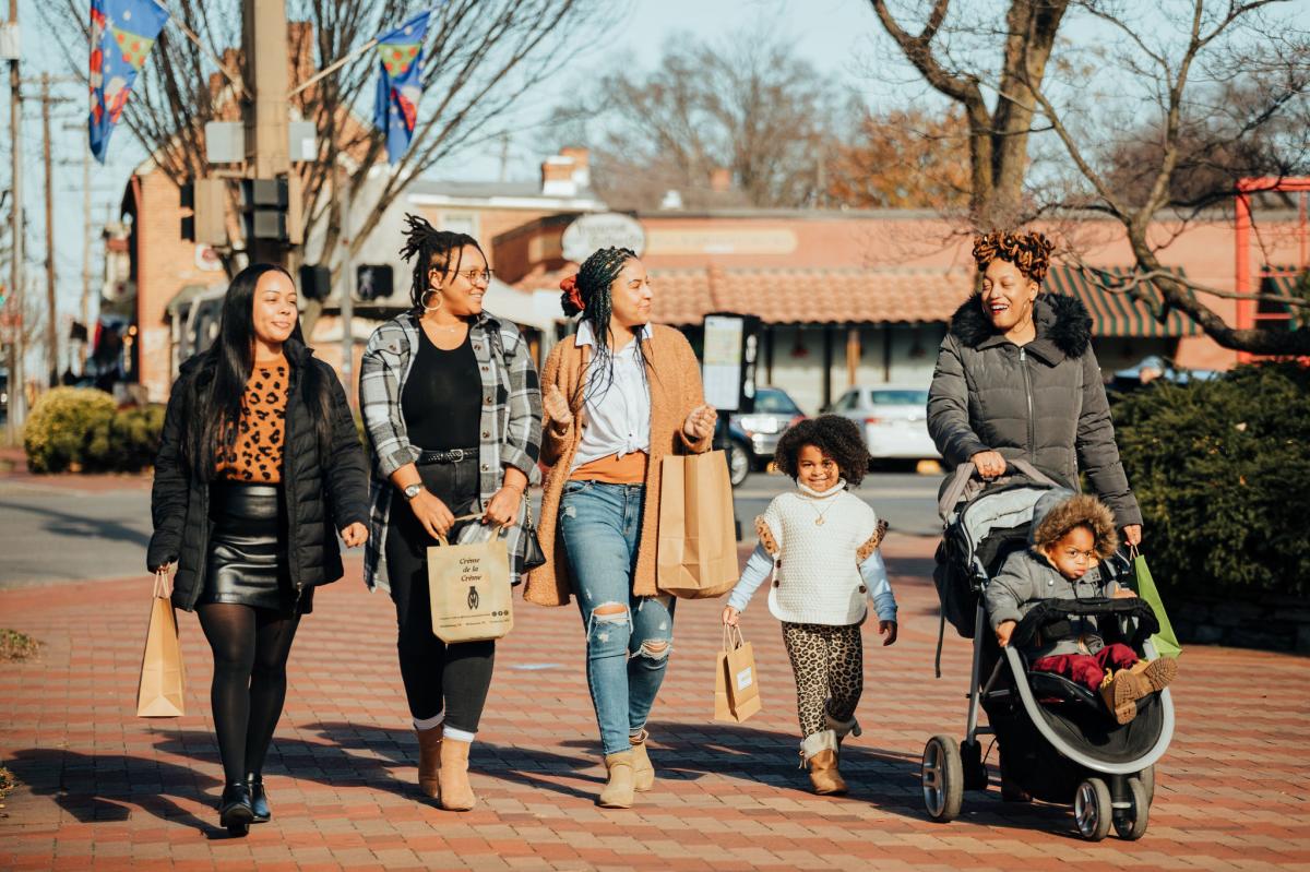 Holiday Photos - Downtown Frederick Partnership - 2022 Christmas Photos, Christmas Downtown