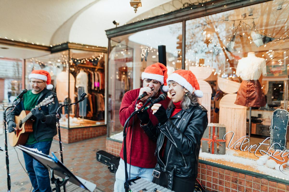 Holiday Photos - Downtown Frederick Partnership - 2022 Christmas Photos, Christmas Downtown