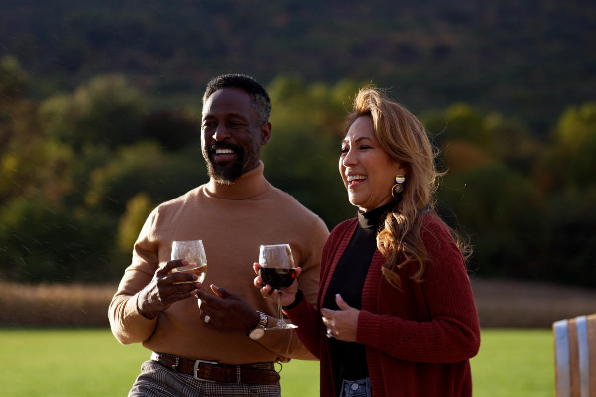 Couple drinking wine at Springfield Manor