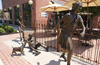 Sunday Skaters sculpture in Grapevine, Texas