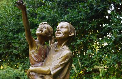 New Season sculpture in Grapevine, Texas