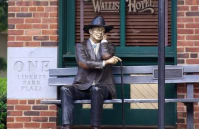 The Sidewalk Judge sculpture in Grapevine, Texas