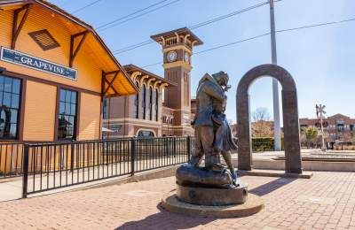 Coming Home statue in Grapevine, Texas