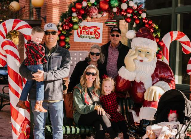 Christmas Capital of Texas family takes picture with Santa statue