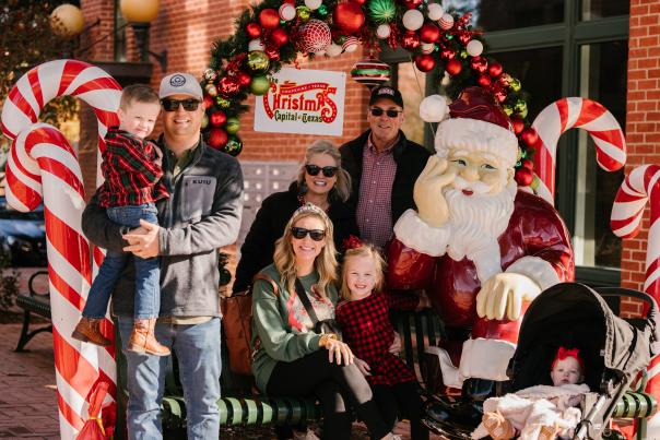 Christmas Capital of Texas family takes picture with Santa statue