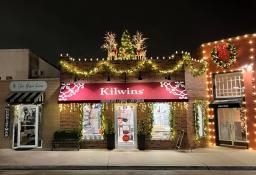 Kilwins in Grapevine decorated during Christmas Capital of Texas