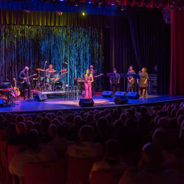The Annenberg Theater is located on the lower level of the Palm Springs Art Museum. With a seating capacity of 430 guests, it features a wide range of performances, including music concerts, dance recitals, theater productions, film screenings, and lectures.
