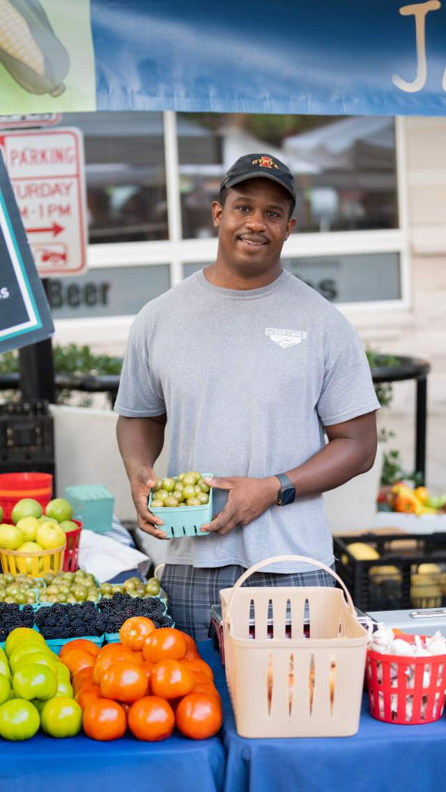 Is it the scrumptious batch of produce or the warm and welcoming smile that will draw you towards a locally sourced vendor at the farmers market? We say both.