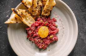 A plate of beef tartar and bread