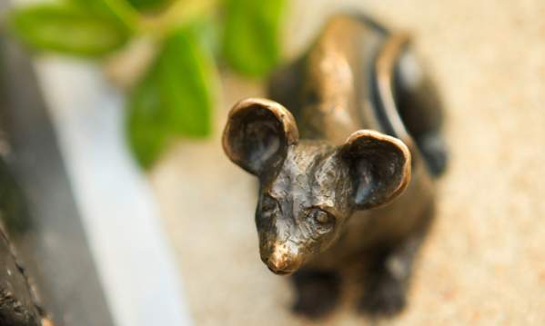 Statue of mouse.