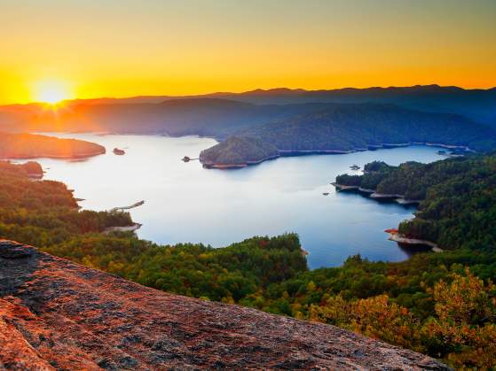 Your Guide to Spending the Day on Lake Jocassee