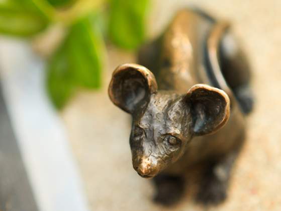 Statue of mouse.