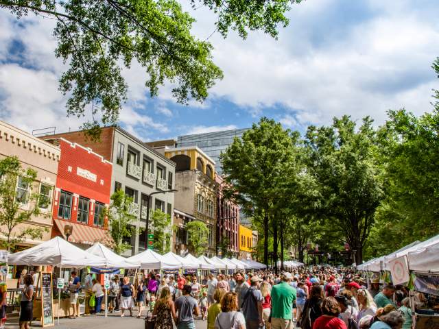 Join the crowd downtown on Main Street on Saturday mornings and stock up on local vegetables, fruit, eggs, cheese, meats and other home-grown fare from area farmers.