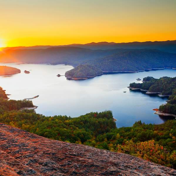 Your Guide to Spending the Day on Lake Jocassee