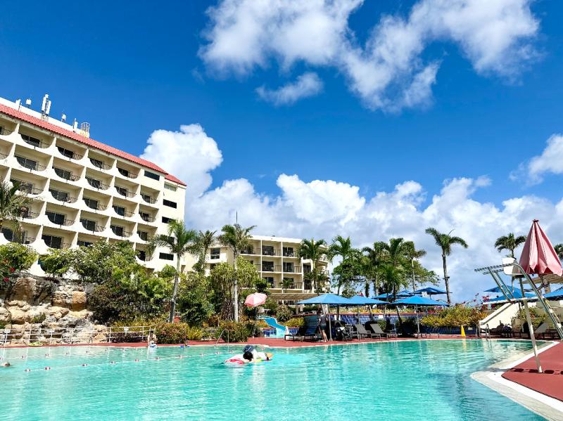HILTON POOL1.jpg